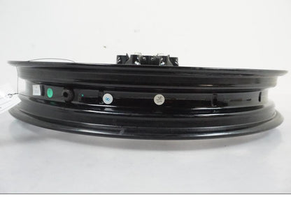 Snett nerifrån på Fälg från en KTM 390 Adventure -2021 motorcykel.