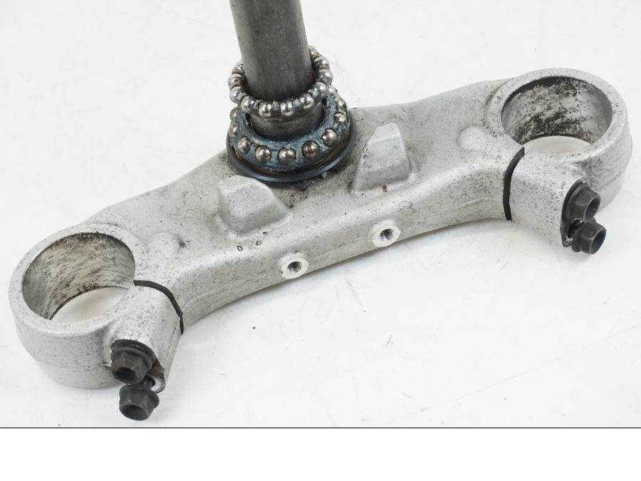 Snett nerifrån på Gaffelkrona från en Honda ST 1300 -2002 motorcykel.