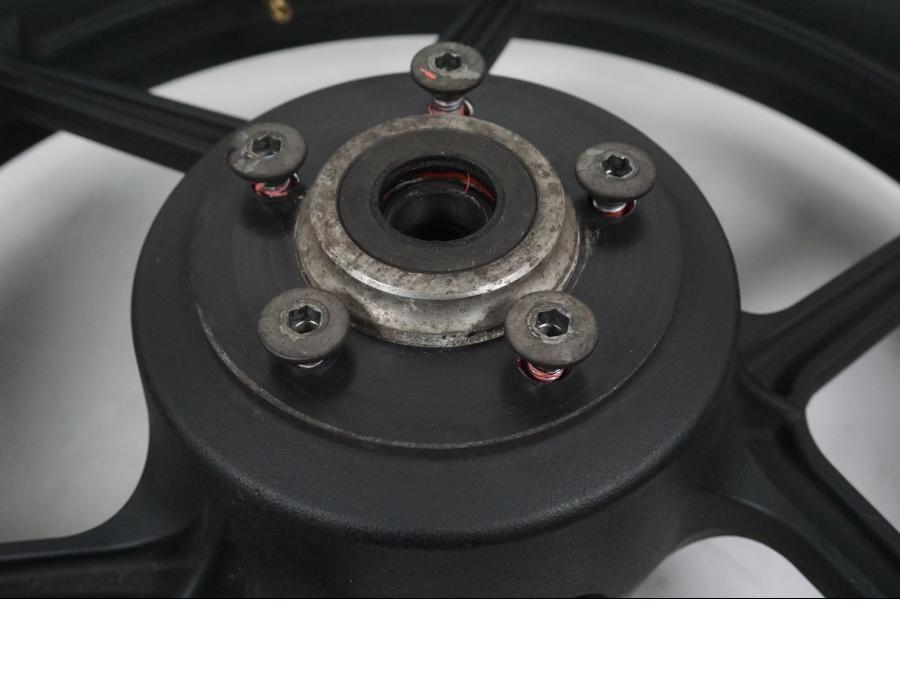 Höger sida på Fälg från en Kawasaki Z 750 -2006 motorcykel.