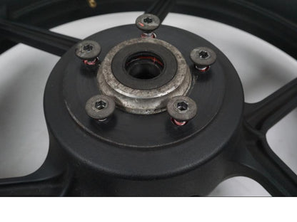 Höger sida på Fälg från en Kawasaki Z 750 -2006 motorcykel.