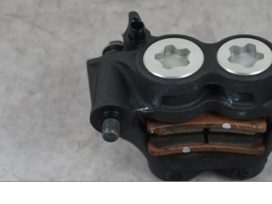 Snett uppifrån på Bromsok från en Yamaha MT-09 -2024 motorcykel.