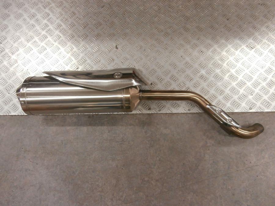 Framsidan på Ljuddämpare från en Triumph Tiger -2010 motorcykel.