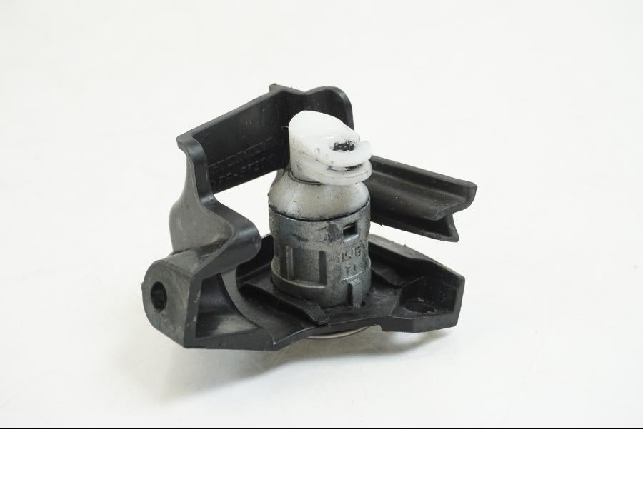 Vänster sida på Sadellåsmekanism från en Honda CB 650 F Hornet -2017 motorcykel.