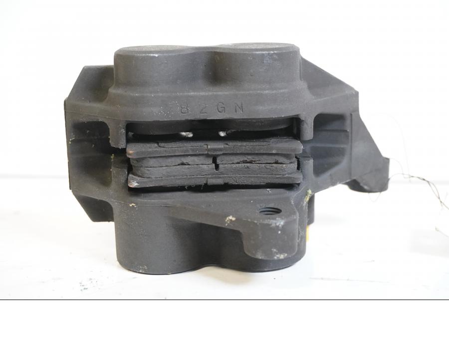 Höger sida på Bromsok från en Yamaha FZ-S 600 -1998 motorcykel.