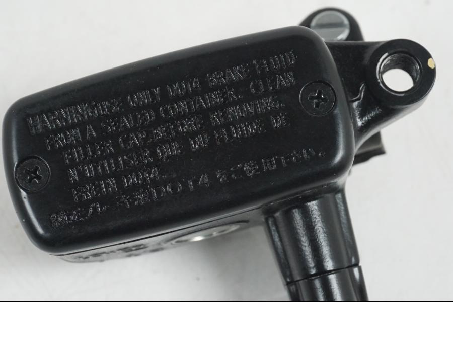 Snett nerifrån på Bromshuvudcylinder från en Honda CB 650 F Hornet -2017 motorcykel.