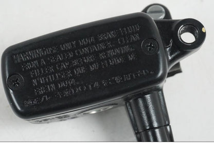 Snett nerifrån på Bromshuvudcylinder från en Honda CB 650 F Hornet -2017 motorcykel.