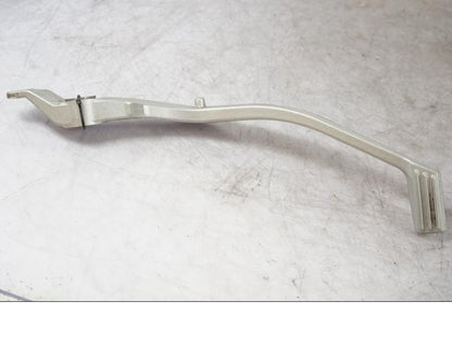 Snett nerifrån på Bromspedal från en BMW K 1600 GTL -2015 motorcykel.