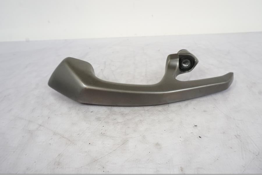 Snett nerifrån på Passagerarhandtag från en Kawasaki ER-6N -2012 motorcykel.