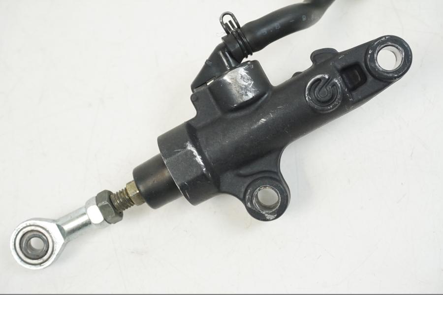 Baksidan på Bromshuvudcylinder från en Yamaha YZF 1000 R1 -2006 motorcykel.