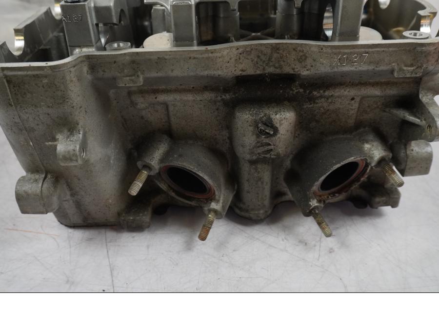 Vänster sida på Topplock från en Honda VFR 800 -2005 motorcykel.