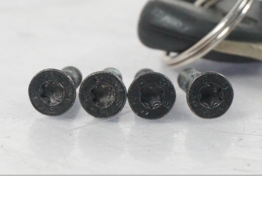 Höger sida på <p>Låssats från BMW F 800 R 2011.</p>

<p>Tändningslås, antenn, tanklock med repor, sadellås och 1st nyckel. Ytliga repor finns på tanklocket.</p> motorcykel.