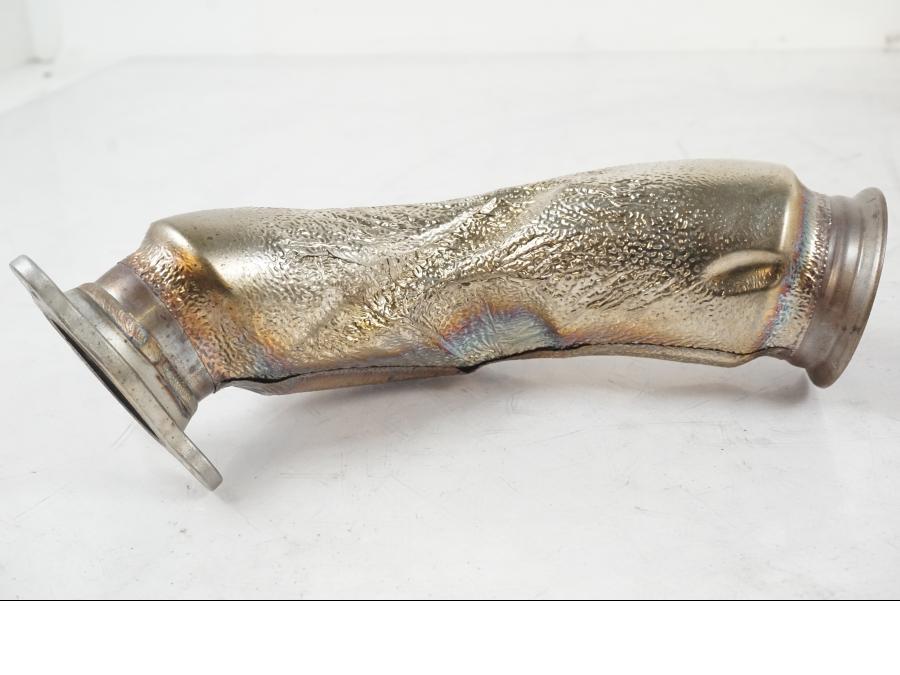 Snett nerifrån på Grenrör från en KTM 1290 Super Duke R EVO -2023 motorcykel.