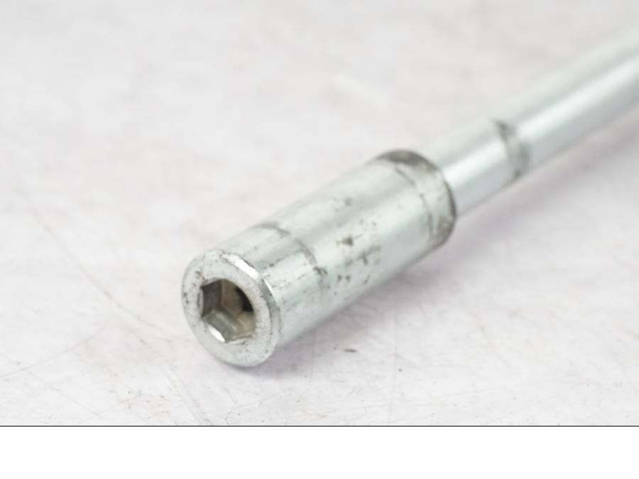 Baksidan på Axel från en KTM 390 Duke -2018 motorcykel.