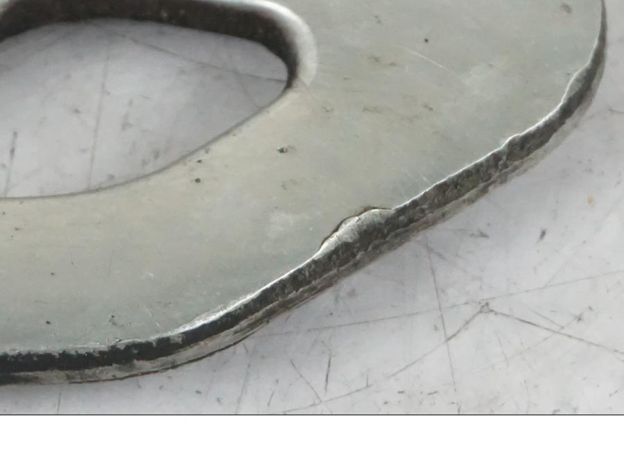 Baksidan på Kedjeskydd från en Triumph Daytona 955I -2000 motorcykel.