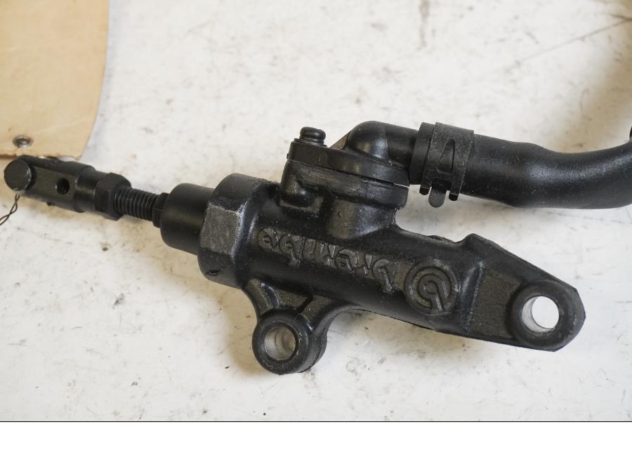 Baksidan på Bromshuvudcylinder från en Yamaha YZF R6 -1999 motorcykel.