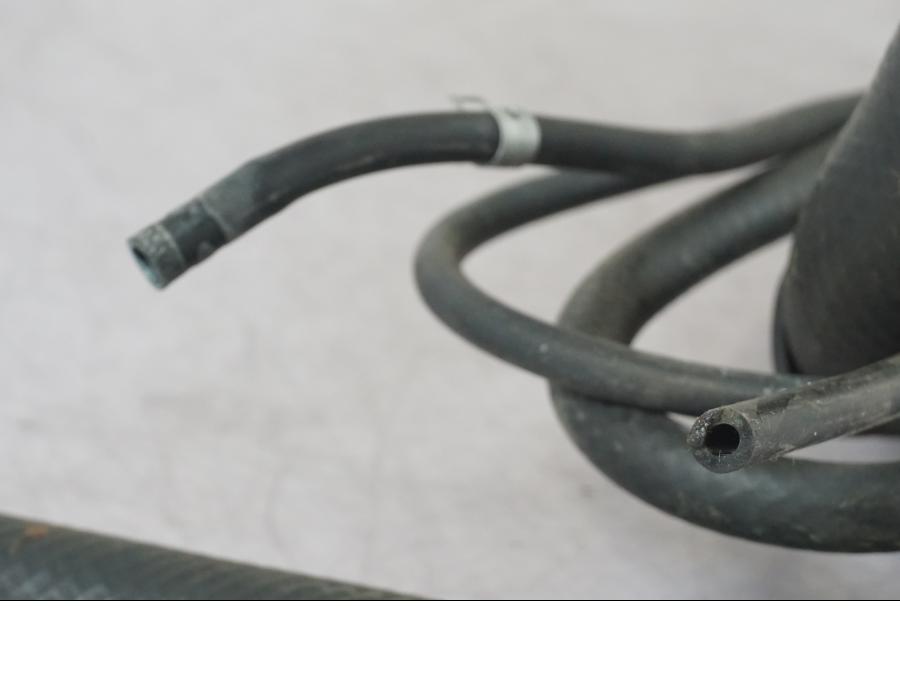 Vänster sida på Vattenkyl Slang Set från en Suzuki GSX 1300 RX -1999 motorcykel.