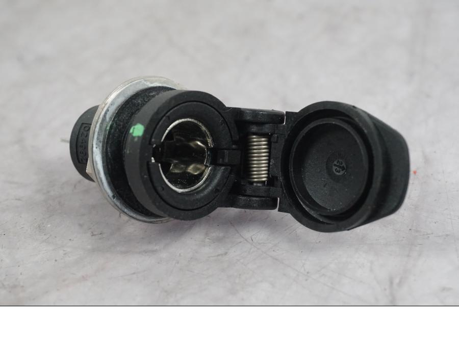 Höger sida på El uttag 12 V från en Ducati Multistrada V4 -2024 motorcykel.