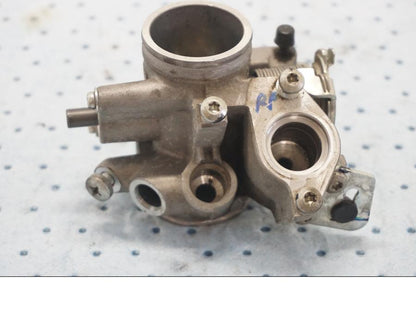 Framsidan på Spjällhus från en KTM 125 Duke -2017 motorcykel.