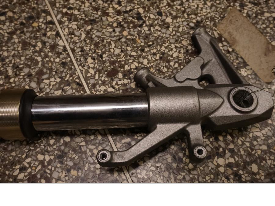 Framsidan på Gaffelben från en Kawasaki Z 1000 -2008 motorcykel.