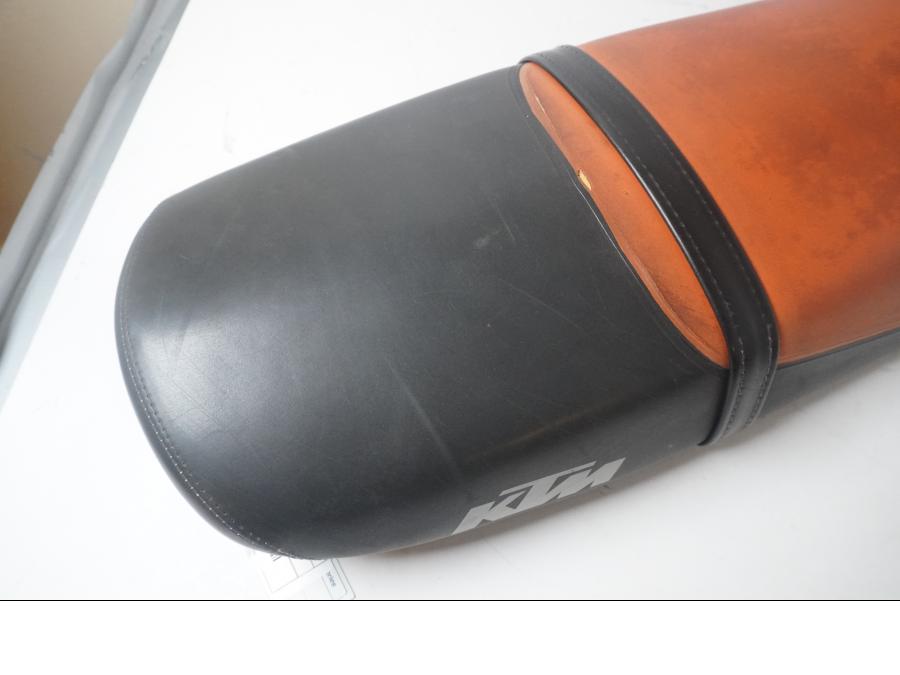 Baksidan på Sadel från en KTM 640 Duke -2006 motorcykel.