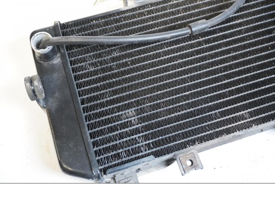 Snett uppifrån på Vattenkyl från en Yamaha TDM 850 -1996 motorcykel.