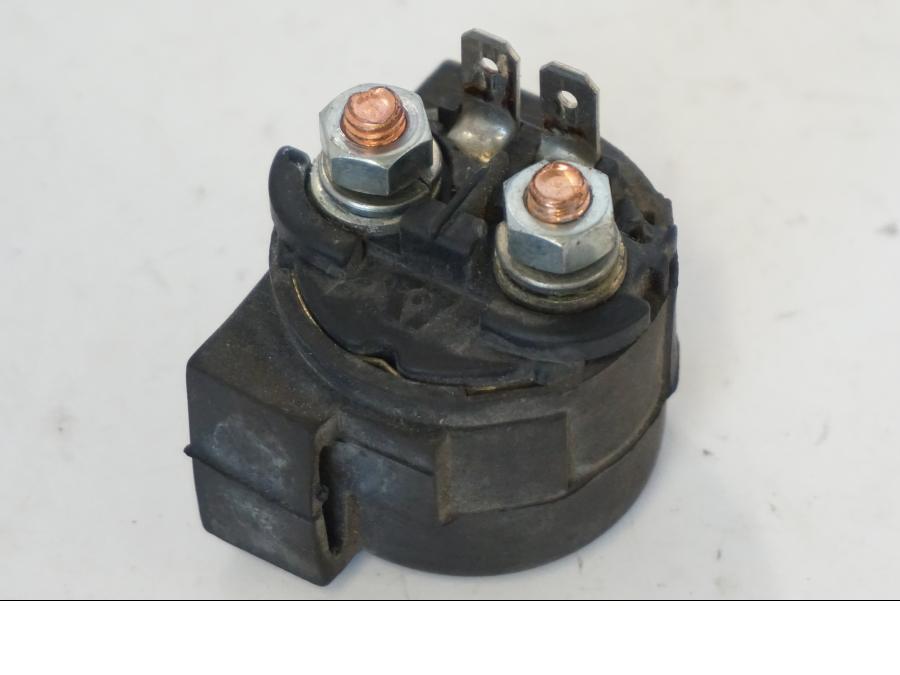 Baksidan på Startrelä från en Kawasaki ZR-7 -2001 motorcykel.