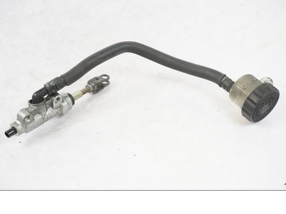 Framsidan på Bromshuvudcylinder från en Yamaha XVS 1100 -2004 motorcykel.