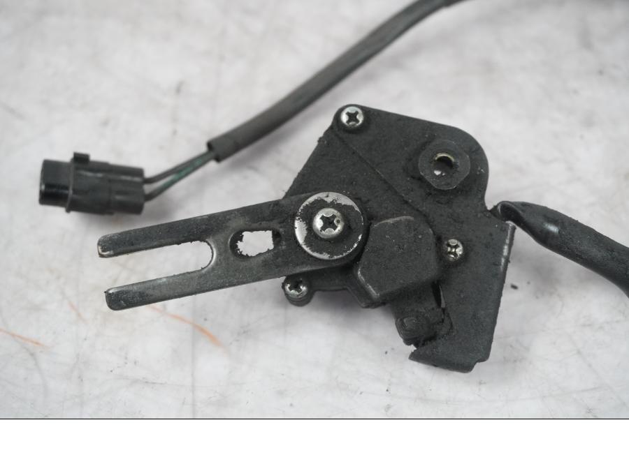 Baksidan på Sidostödsbrytare från en Kawasaki ZX-10R -2008 motorcykel.