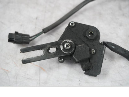 Baksidan på Sidostödsbrytare från en Kawasaki ZX-10R -2008 motorcykel.