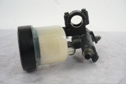 Snett nerifrån på Bromshuvudcylinder från en Honda VTR 1000 F -1997 motorcykel.