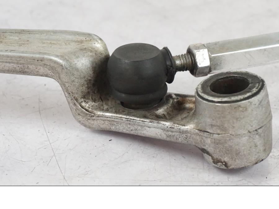 Vänster sida på Växelpedal från en Suzuki GSX-R 750 -2006 motorcykel.