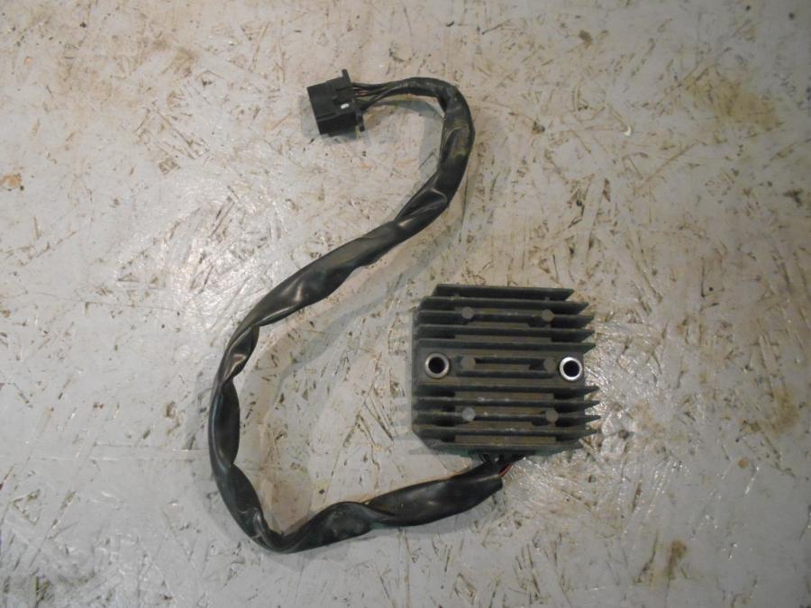 Framsidan på Likriktare från en Honda CBR 125 R -2007 motorcykel.