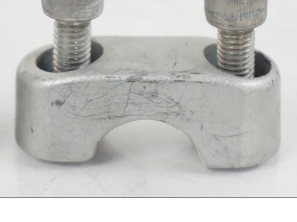 Baksidan på Styrfäste från en BMW F 650 CS -2002 motorcykel.