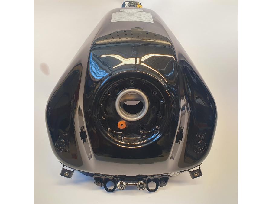 Höger sida på Bensintank från en KTM 390 Duke -2021 motorcykel.