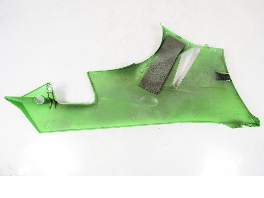 Snett nerifrån på Magkåpa från en Kawasaki ZX-6R -2011 motorcykel.