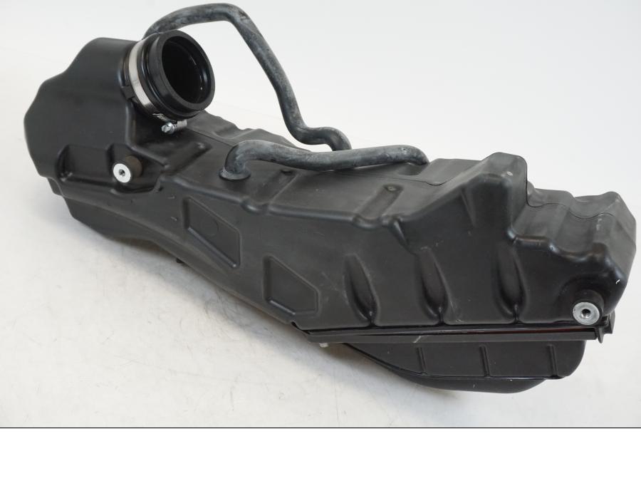 Snett uppifrån på Luftburk från en Husqvarna 701 Supermoto -2020 motorcykel.