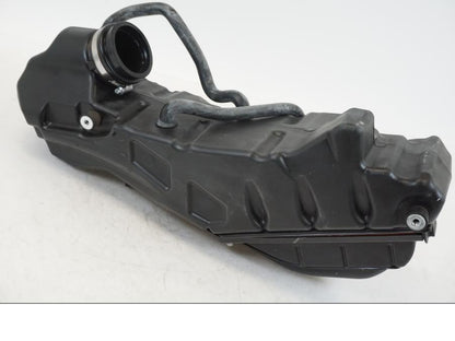 Snett uppifrån på Luftburk från en Husqvarna 701 Supermoto -2020 motorcykel.