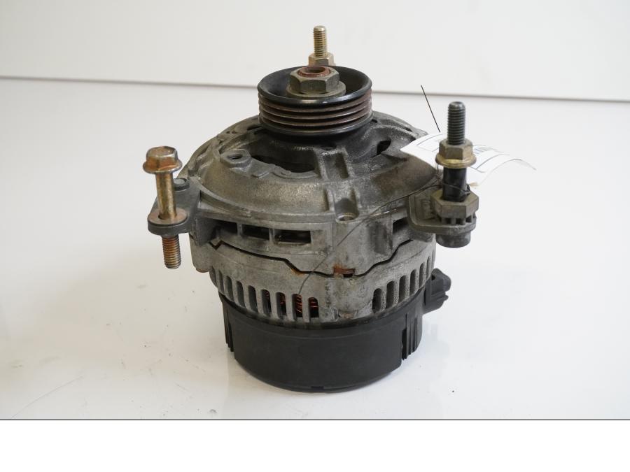 Framsidan på Generator från en BMW R 1100 S -2003 motorcykel.