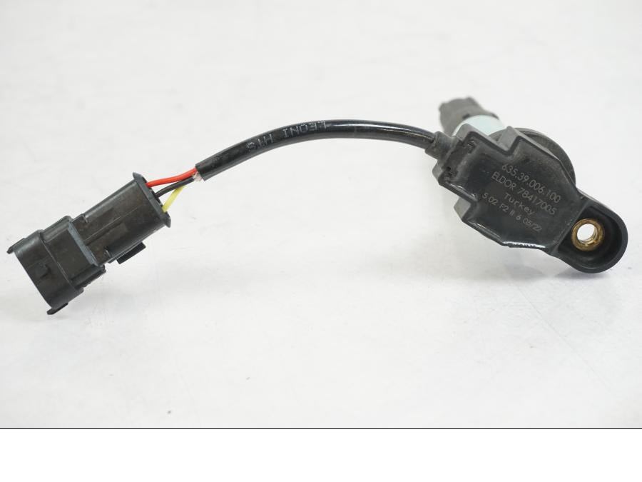 Snett nerifrån på Tändspole från en KTM 1290 Super Duke R -2022 motorcykel.