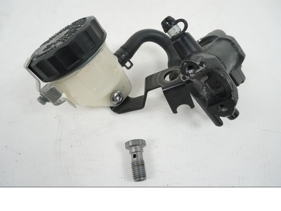 Framsidan på Bromshuvudcylinder från en Triumph Speed Triple -2009 motorcykel.