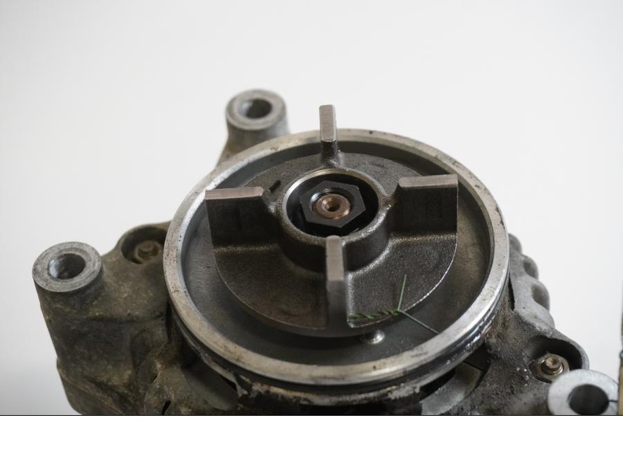 Baksidan på Generator från en Kawasaki ZXR 750 -1993 motorcykel.