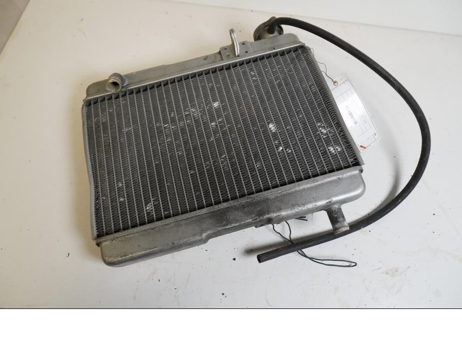 Framsidan på Vattenkyl från en Husaberg FS 650 E -2004 motorcykel.