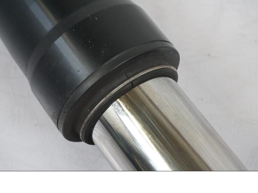 Snett uppifrån på Gaffelben från en Aprilia RS 125 -2000 motorcykel.