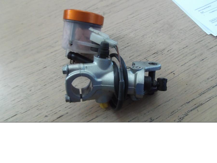 Baksidan på Bromshuvudcylinder från en KTM RC8 -2013 motorcykel.