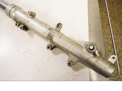 Vänster sida på Gaffelben från en Suzuki DR 650 -1991 motorcykel.