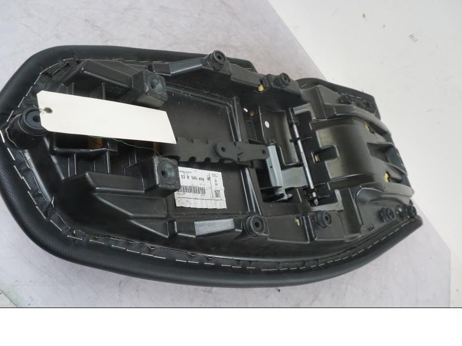 Snett uppifrån på Sadel från en BMW F 800 R -2018 motorcykel.