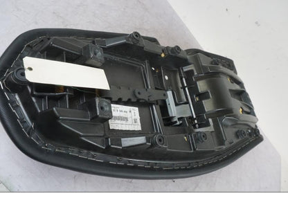 Snett uppifrån på Sadel från en BMW F 800 R -2018 motorcykel.