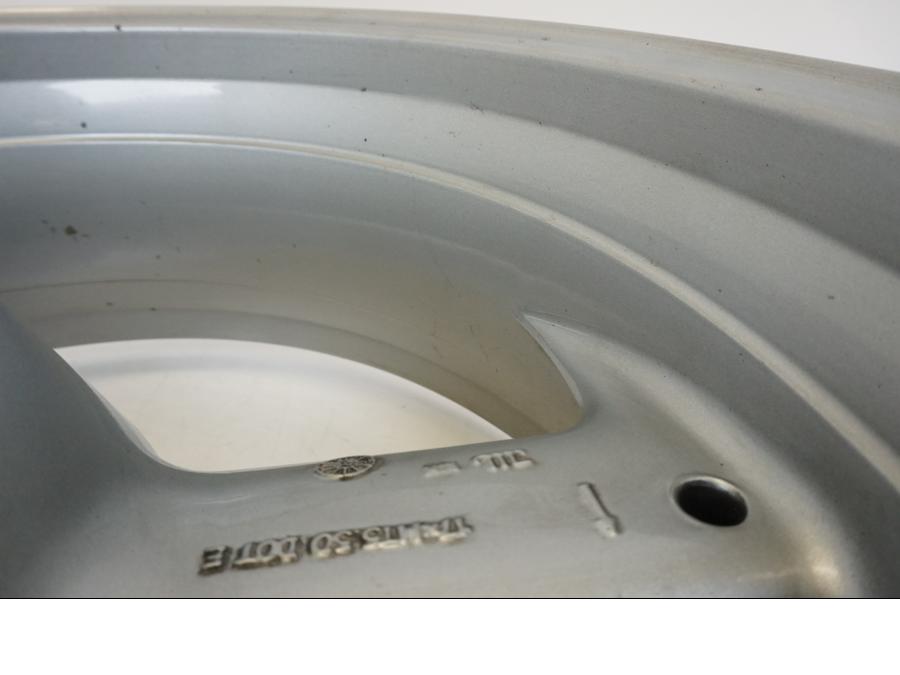 Snett uppifrån på Fälg från en Triumph TT 600 -2002 motorcykel.