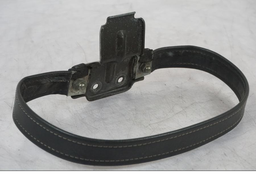 Framsidan på Sadelfäste från en Suzuki VL 800 -2002 motorcykel.