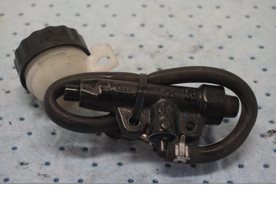 Baksidan på Bromshuvudcylinder från en KTM 125 Duke -2017 motorcykel.